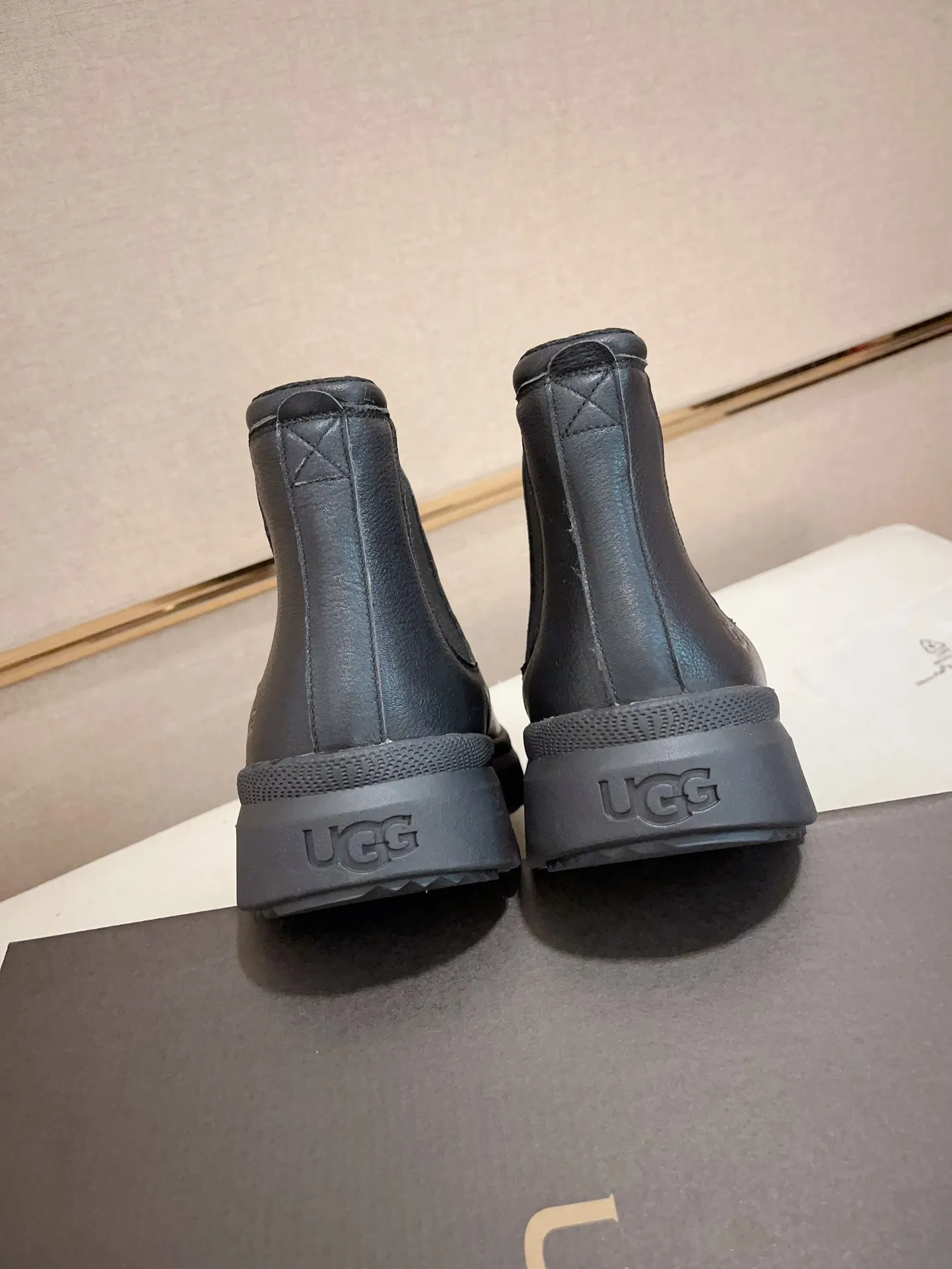 Men's shoes💰: 600💰(high-end goods) UGG❄️❄️Latest model 1:1⃣️quality, fabric: high-end quality first-layer cowhide imported from Europe. Lining: wool lining, sole: pure imported rubber foam outsole. ❤️High-end goods, fine workmanship, trendy and fashionable. The fit is very classy. If you know the goods, you will definitely not be able to refuse😍😍Code number: 41-45. Can be customized 46.47.